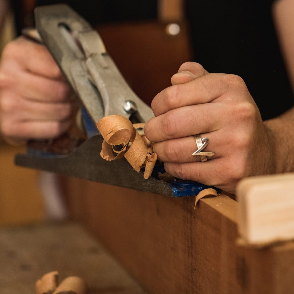luthier cepillando madera