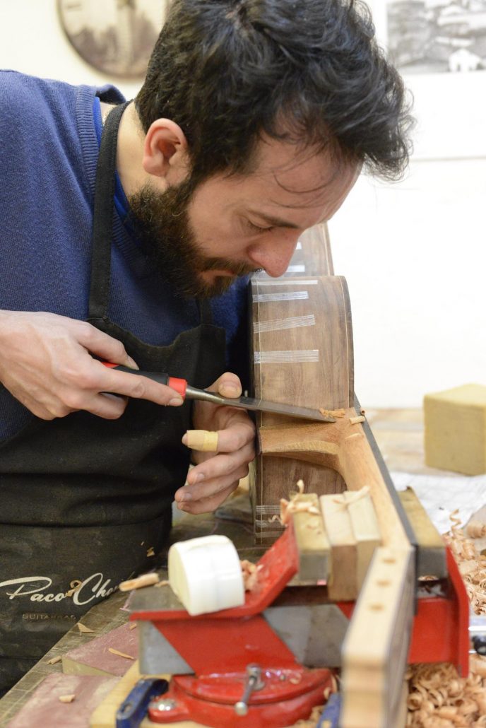 Paco Chorobo tallando madera